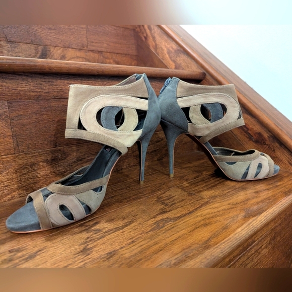 Steven by Steve Madden Suede heels with illusion cut outs. Gray taupe & tan Sz 8 - Picture 7 of 8